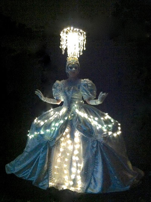 Illuminated Costumes and Strolling Human Tables